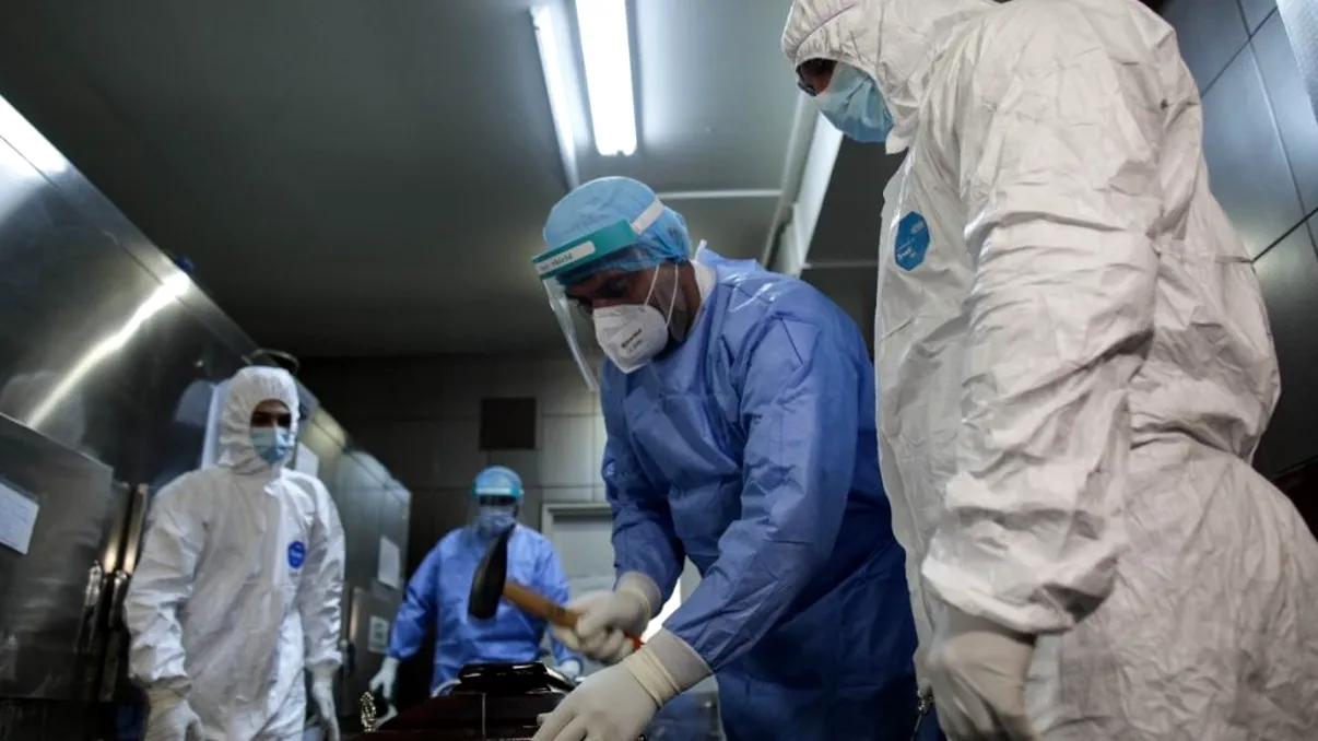 Imagini de groază la morga Spitalului Universitar. Zeci de oameni, la coadă pentru a ridica trupurile rudelor: 