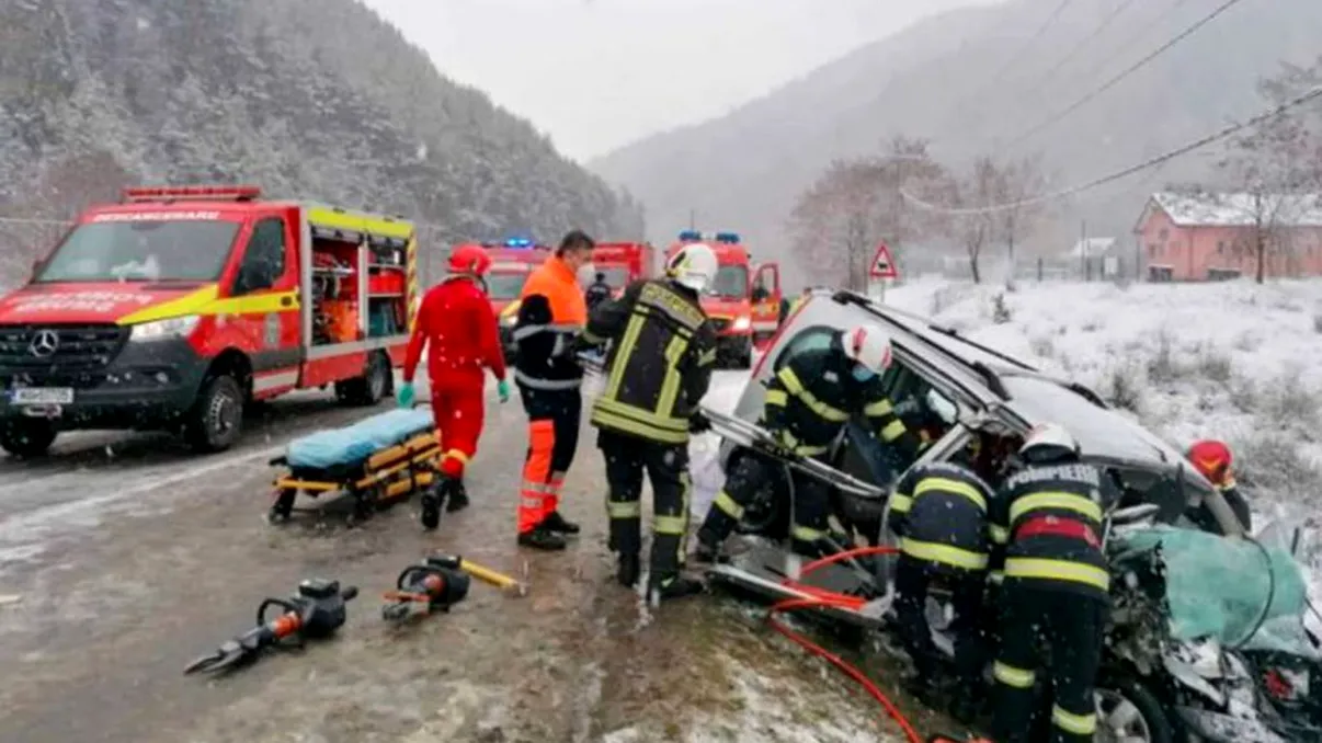 Accident mortal în Sibiu, marți dimineață. Patru persoane au rămas încarcerate într-un autoturism după impactul violent cu un microbuz