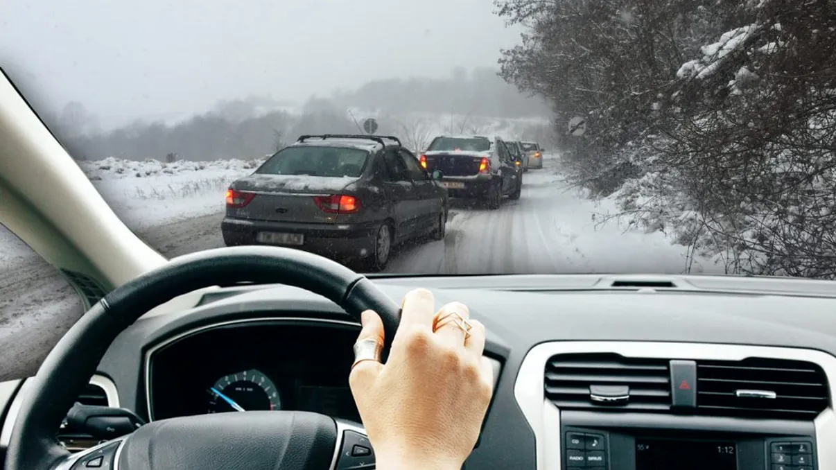 Atenție, șoferi! Strat de zăpadă pe mai multe drumuri din România: ‘Circulați cu atenție’