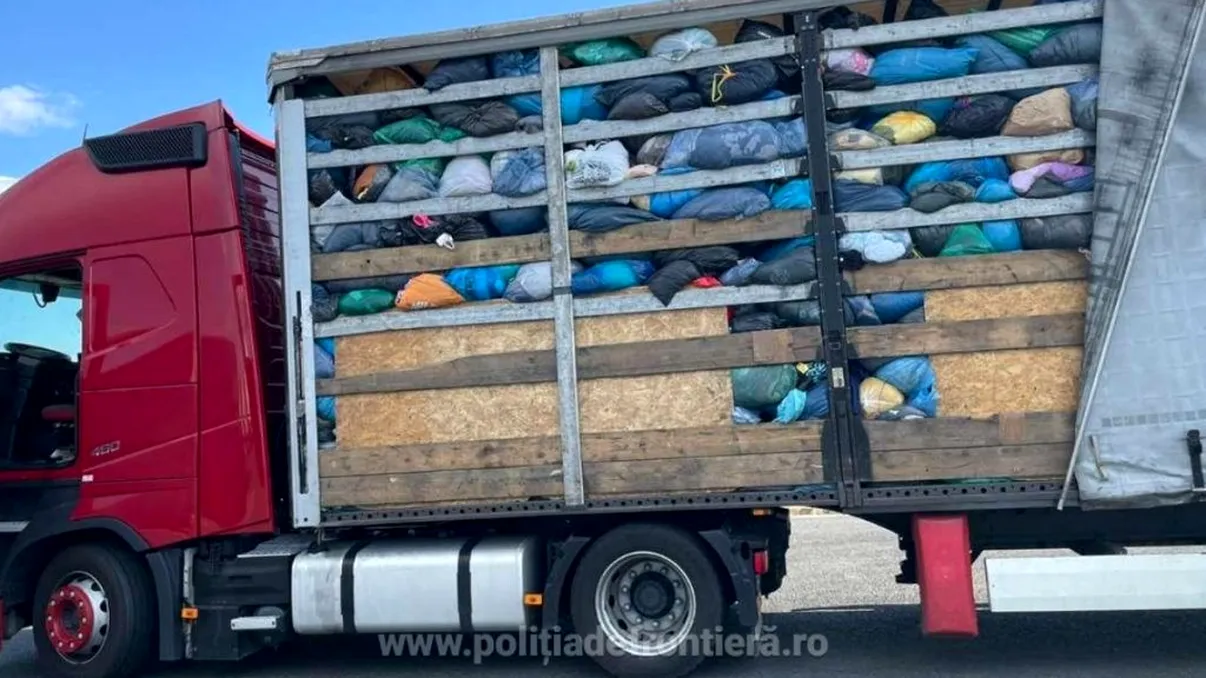 Două camioane cu peste 40 de tone de deșeuri au fost oprite la graniță. De unde veneau acestea și care era destinația lor