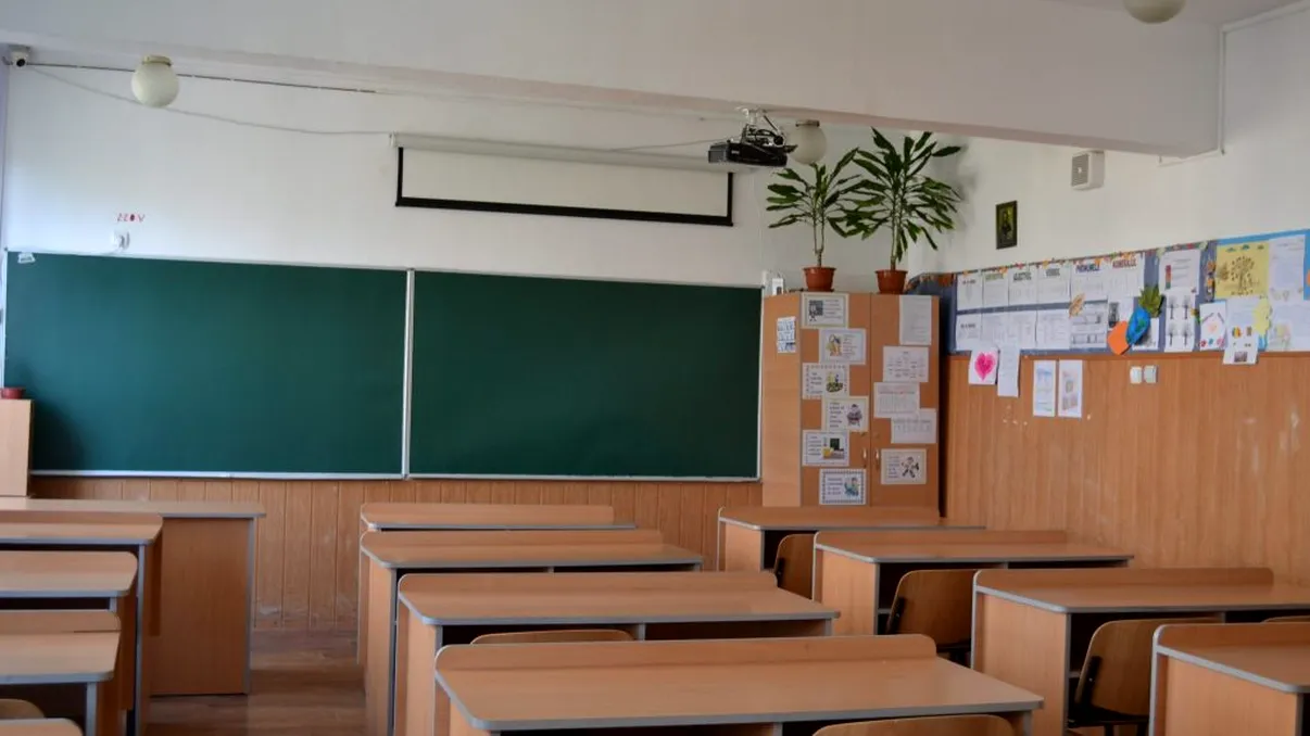 Elev bătut de colegii săi cu ghiozdanele și cărțile până a leșinat. Care a fost motivul disputei