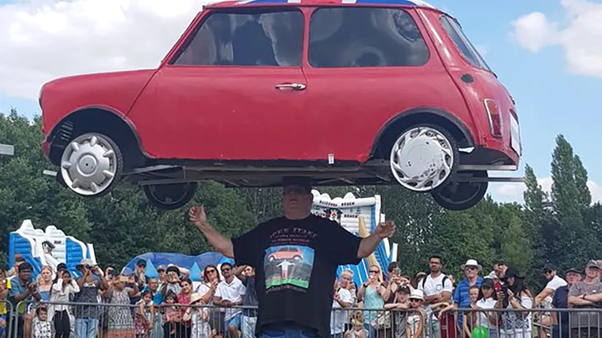 Cum a reușit un bărbat să țină un Mini pe cap, timp de 33 de secunde. Ce spune că a simțit VIDEO