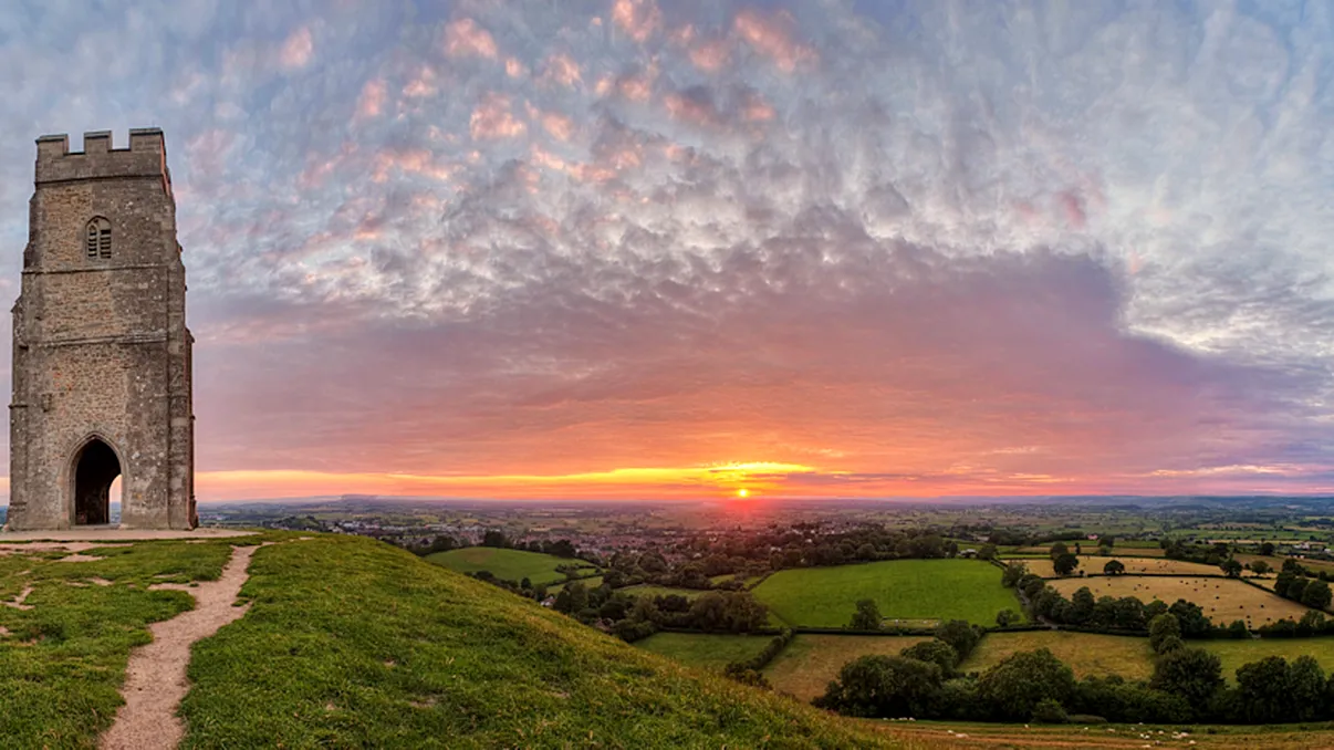 Povestea fascinantă a celor 7 biserici din Europa care trec printr-o linie perfect dreaptă. Explicația istorică