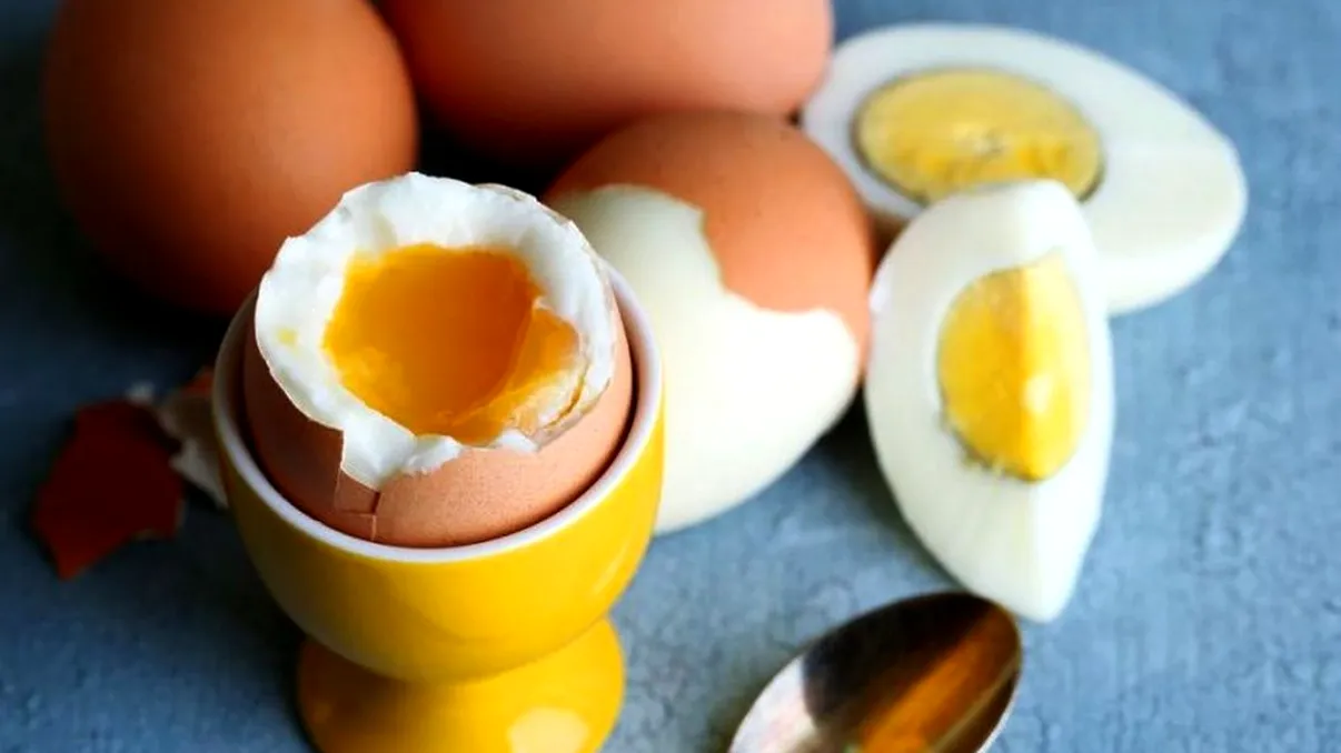 Trucul secret care te ajută să-ţi dai seama dacă ouăle sunt fierte fără să le desfaci coaja