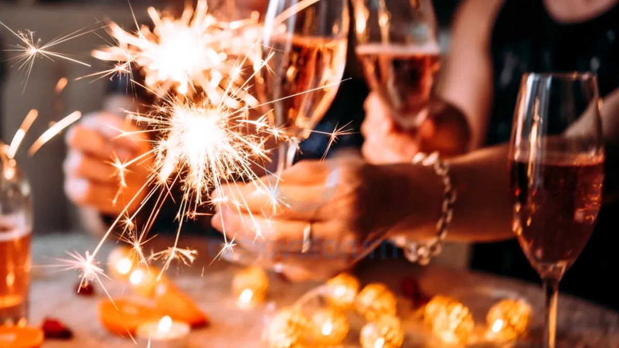 Cum eviți infectarea cu covid-19 de Revelion 2022. Sfaturi de la specialiști