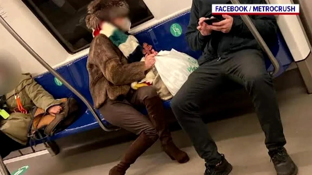 Femeia care a încercat să împingă călătorii cu o cruce de lemn la metroul Lujerului a fost reținută. Detalii de ultimă oră