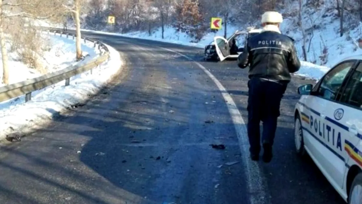 Autospecială de Poliție, distrusă în urma coliziunii cu un camion. Doi agenți au fost transportați la spital