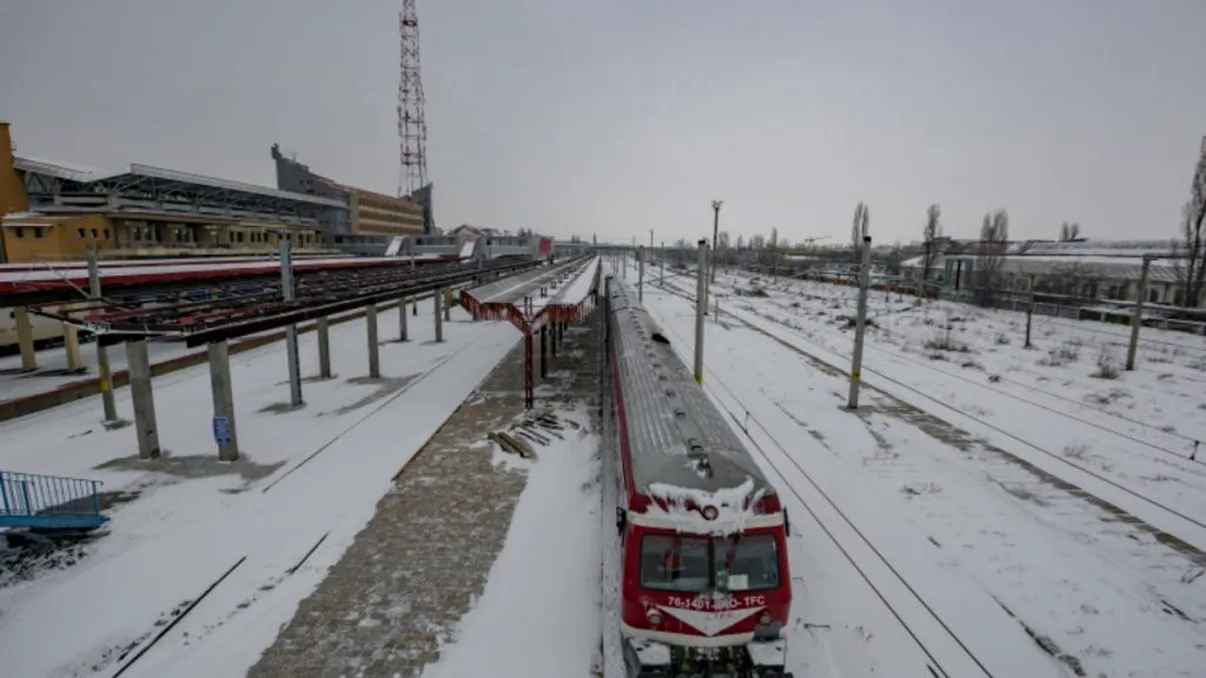 Tren plin cu călători, blocat în câmp la -15 grade Celsius. Circulația a fost reluată după trei ore