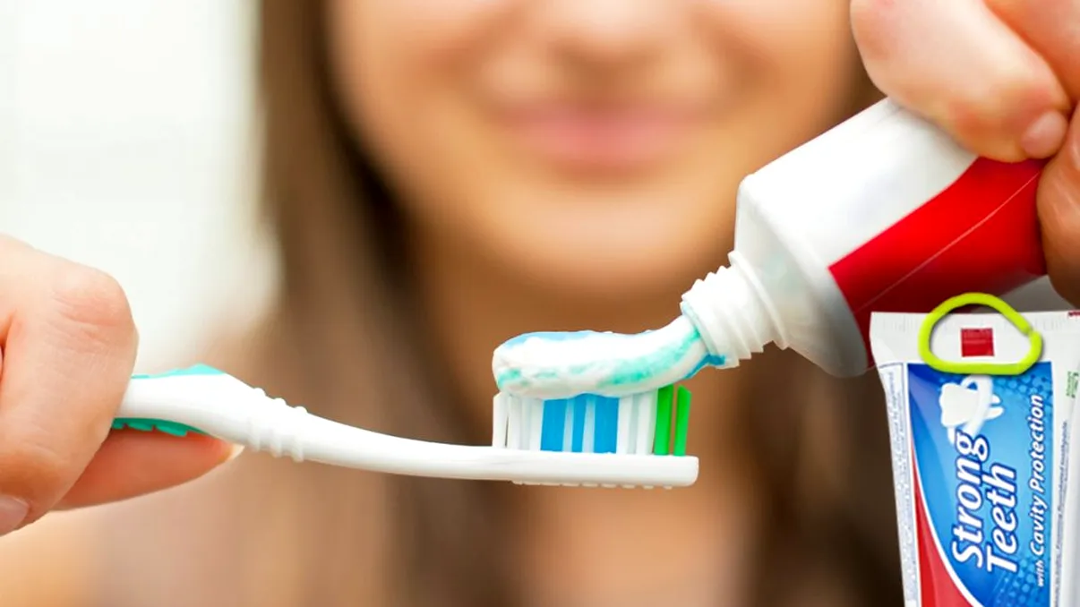 Ce înseamnă pătrățelul colorat de pe fiecare pastă de dinți. Detaliul pe care nimeni nu îl bagă în seamă