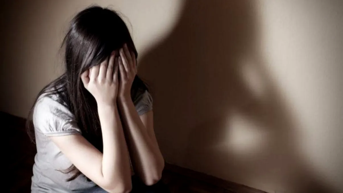 Coșmarul prin care a trecut o adolescentă timp de doi ani. A fost traficată de tatăl său și exploatată sexual
