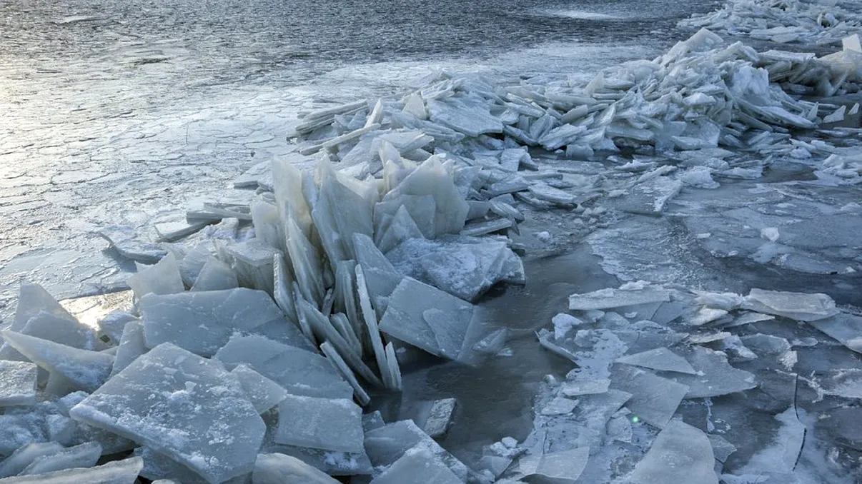 De ce apa îngheață de sus în jos în lacuri și râuri? Puțini români știu răspunsul genial