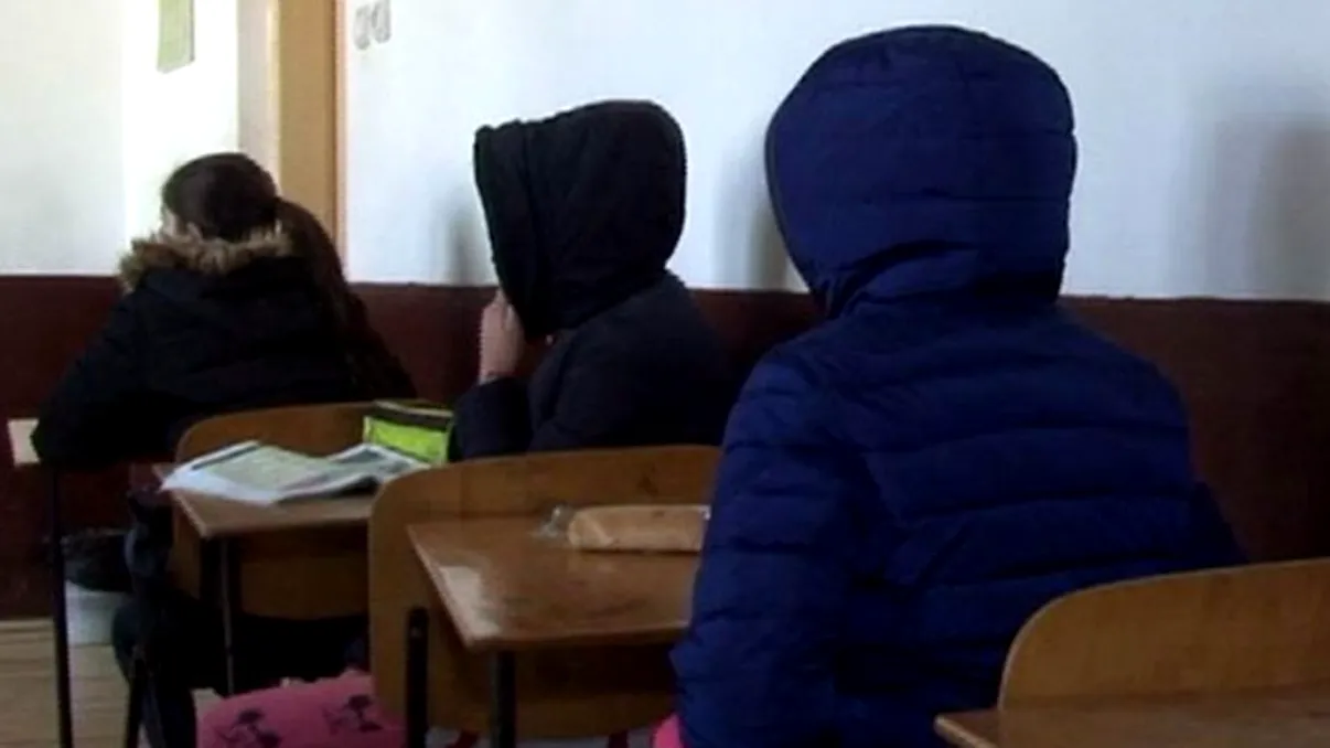 Elevi nevoiți să facă ore online, deoarece Primăria nu are bani pentru a furniza încălzire în școli