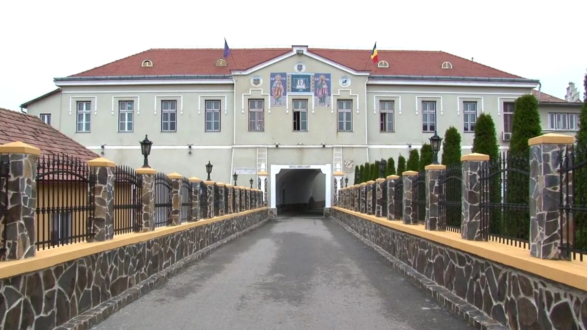 Tentativă de omor asupra unui gardian în închisoare. Deținutul a încercat să-l înjunghie prin gratiile camerei cu un cuțit improvizat