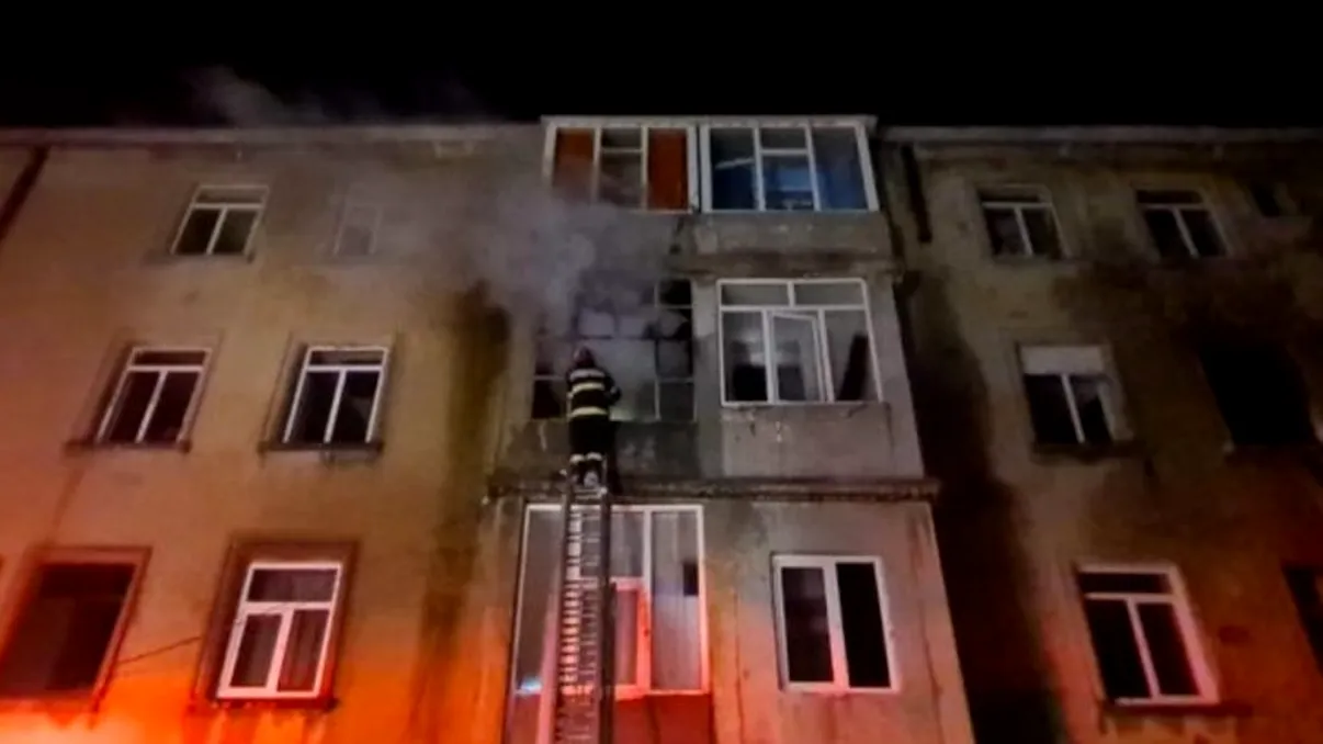 Incendiu puternic la un bloc din Medgidia. Pompierii s-au luptat cu flăcările timp de 3 ore