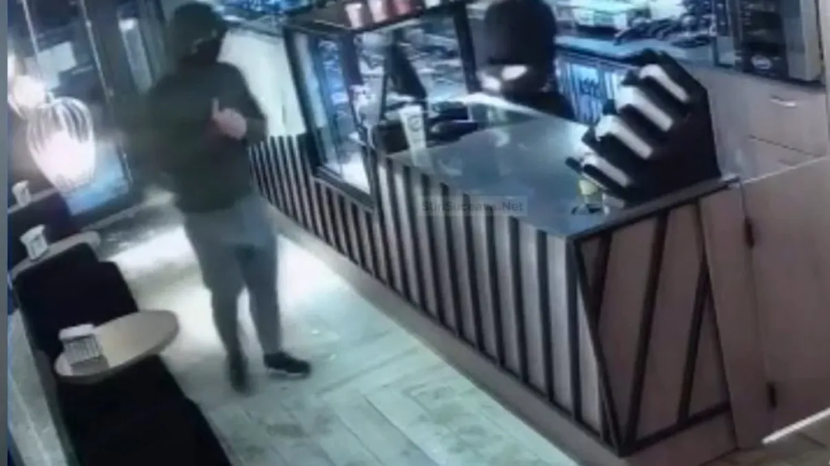 Jaf armat într-o cafenea. Bărbatul a fugit cu toți banii, după ce a amenințat-o pe vânzătoare cu un pistol