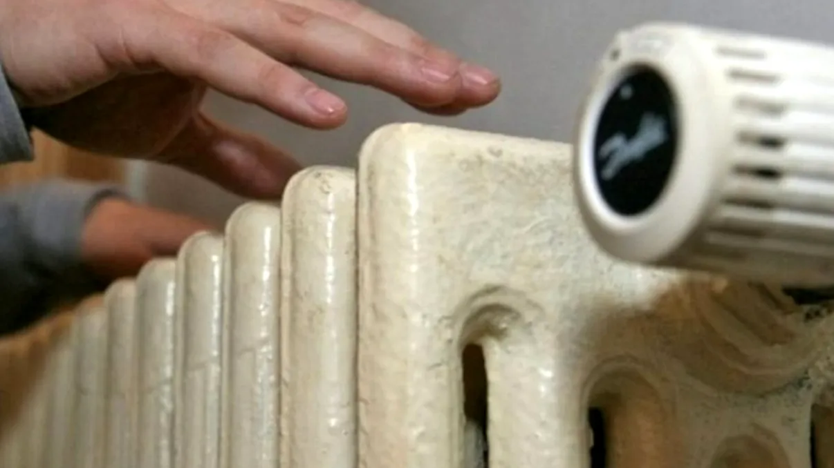 Două licee din Timișoara au trecut la orele online din cauza lipsei căldurii. În clase erau 8 grade Celsius