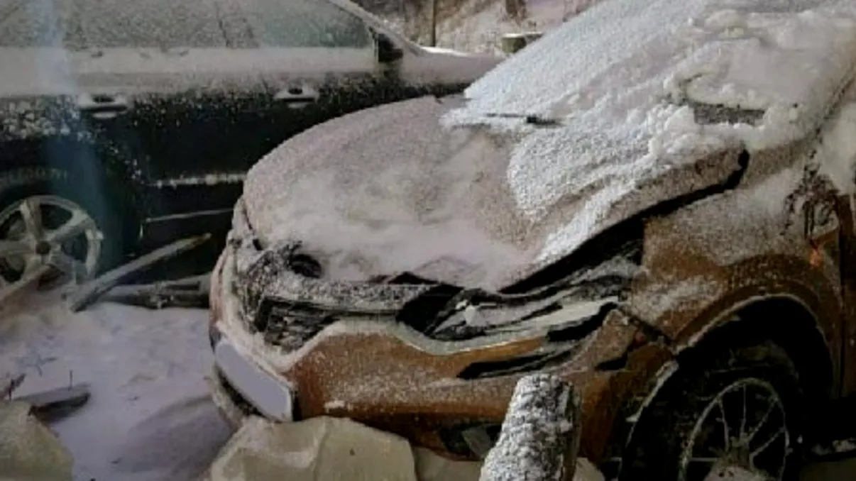 Acoperișul unui bloc a fost smuls de vânt, în urma unei vijelii puternice. O mașină a fost distrusă, iar o parte a ajuns pe calea ferată