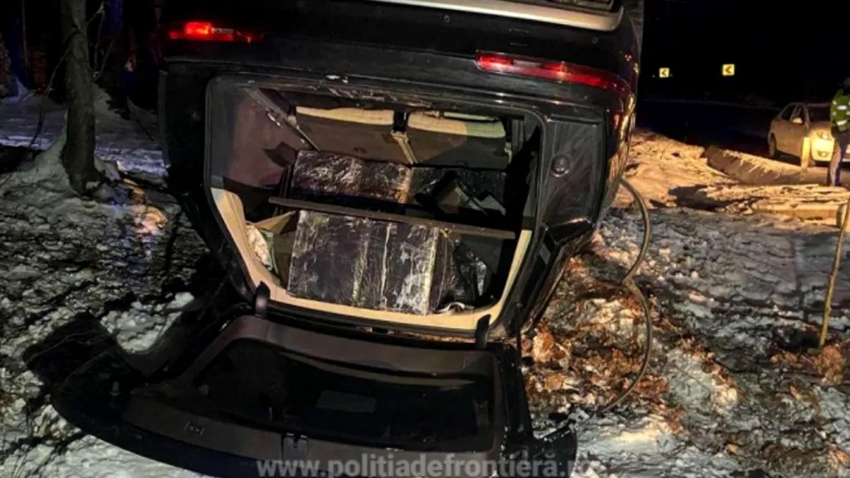 Un bărbat s-a răsturnat cu mașina în timp ce era urmărit de polițiști. Ce au descoperit oamenii legii în autoturism