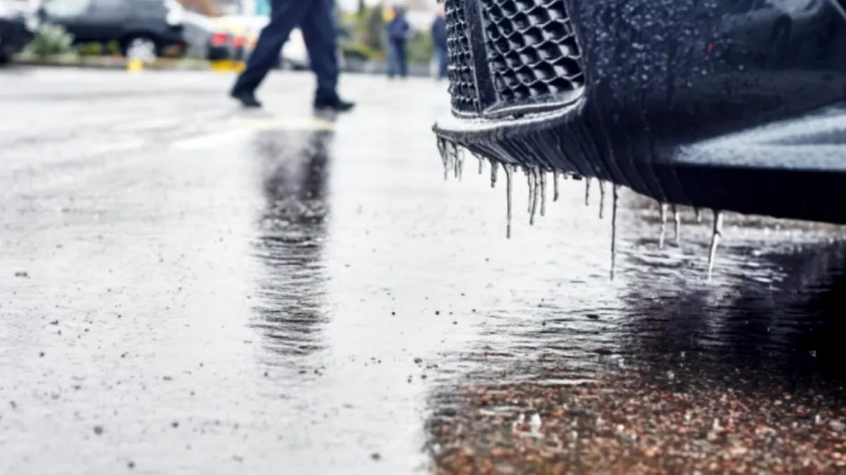 Municipiul Slatina a devenit un imens patinoar. „Și așa nu s-a mai deschis patinoarul, exersăm, ce să facem!”