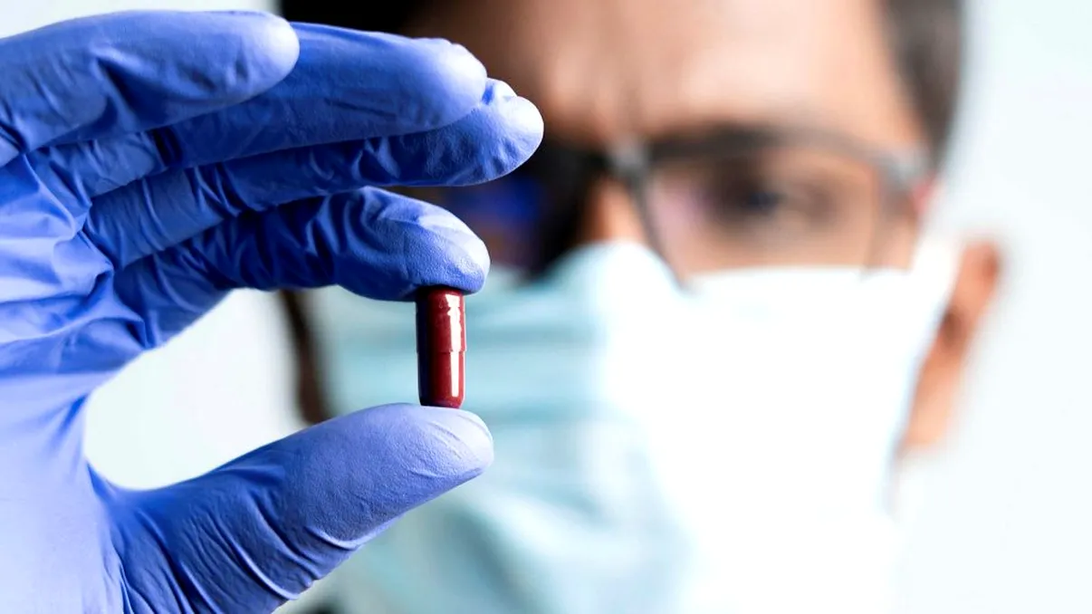 Prima pastilă anti-covid ajunge azi în România. Va fi folosită de pacienții care au boală severă