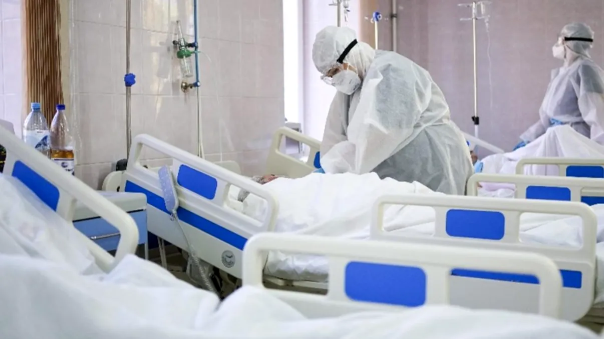 Spitalele Covid-19 din Buzău se confruntă cu un deficit de cadre medicale. „Am făcut contracte cu medici rezidenți pentru a rezolva liniile de gardă”