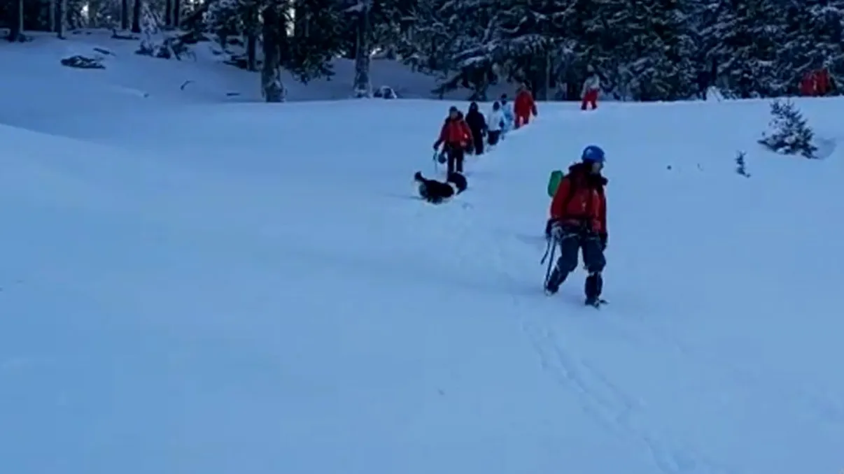 Trei adulți și patru copii, surprinși de viscol la Bâlea Lac. Salvamontiștii i-au coborât în siguranță de pe munte