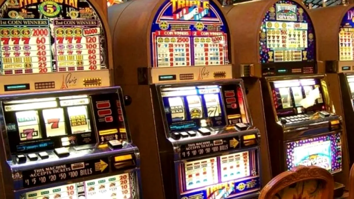 Un bărbat a pierdut 3.000 de euro la jocuri de noroc și a amenințat că va distruge aparatele dacă nu primește înapoi banii. Ce măsuri au luat oamenii legii