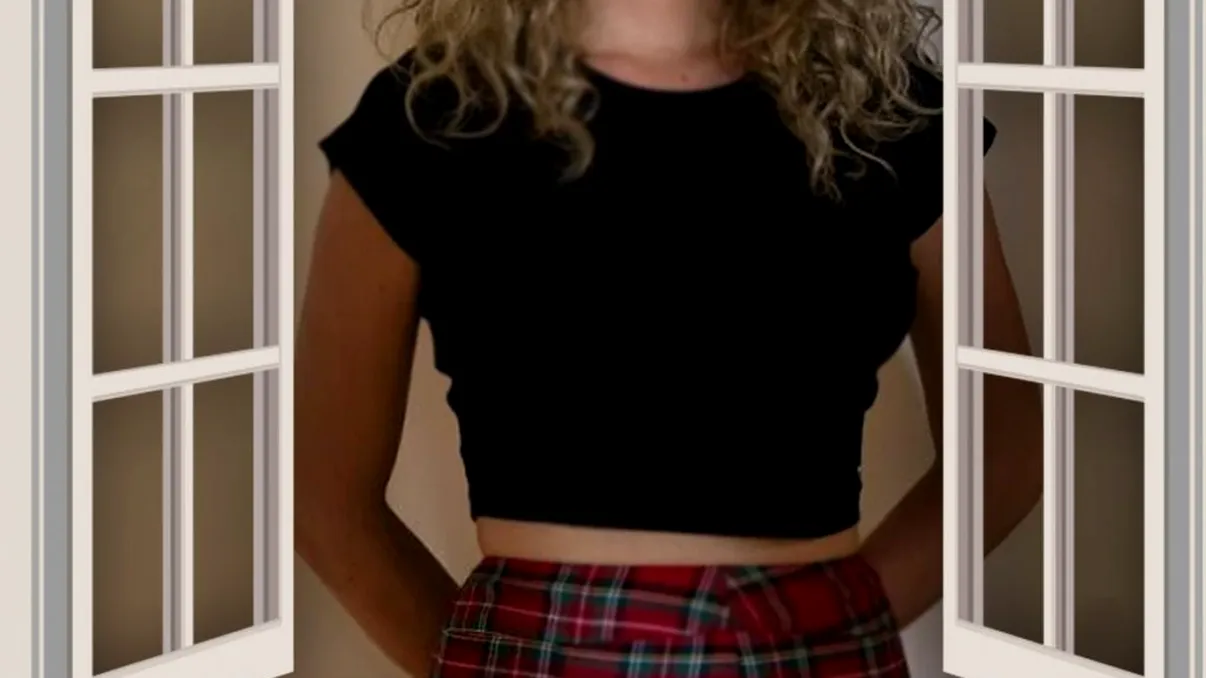 Vedeta din România care a pozat goală la geam: „Vă rog, vorbiți în spatele meu”