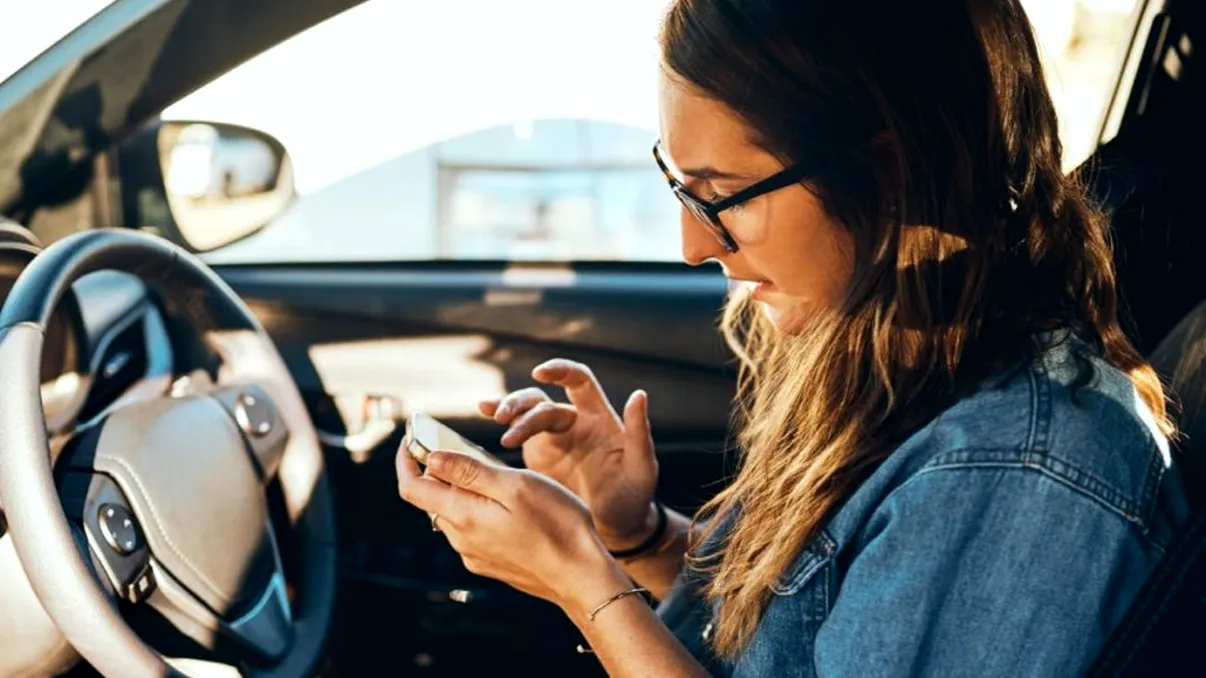 Ce melodii nu ai voie să asculți când ești la volan și de ce. E complet interzis!