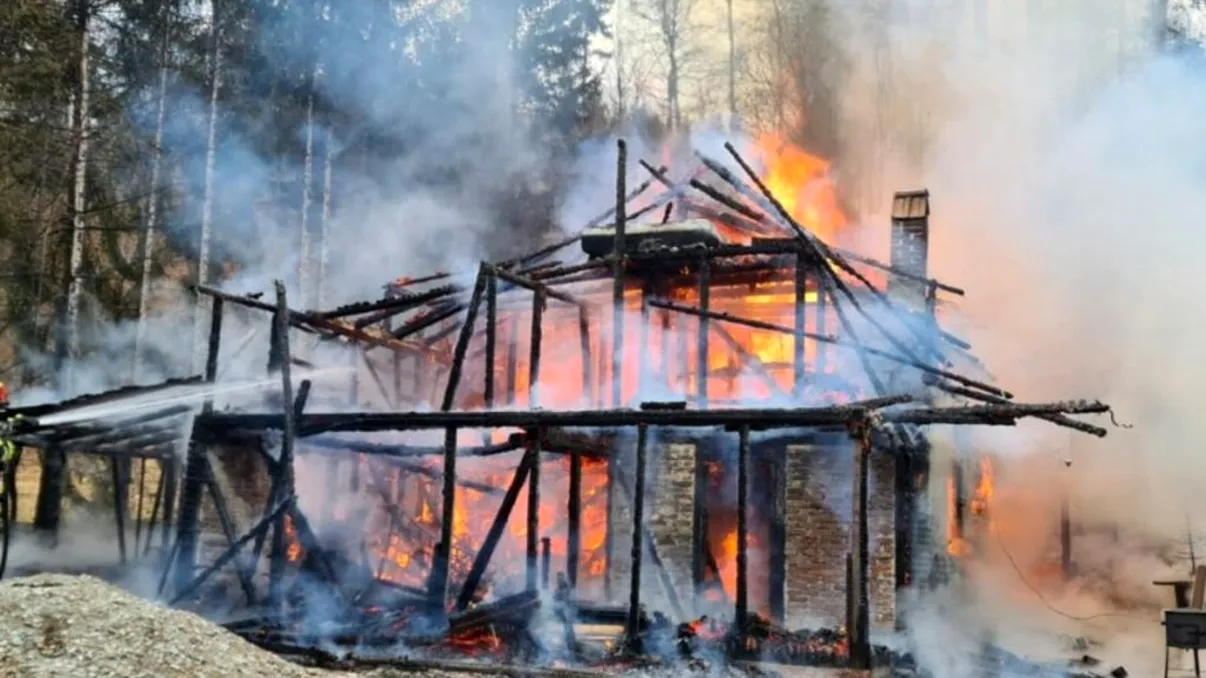 Un incendiu devastator a mistuit o cabană închiriată de câțiva tineri. Unii dintre ei au sărit de la etaj pentru a se salva