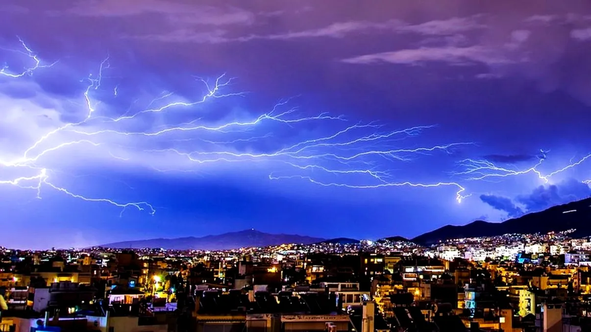 Cel mai lung fulger din lume. Nimeni nu credea ca poate să ajungă la atât de mulți kilometri