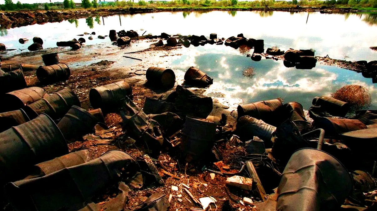 Cel mai toxic lac din lume. Ce probleme poți avea și dacă stai la mal