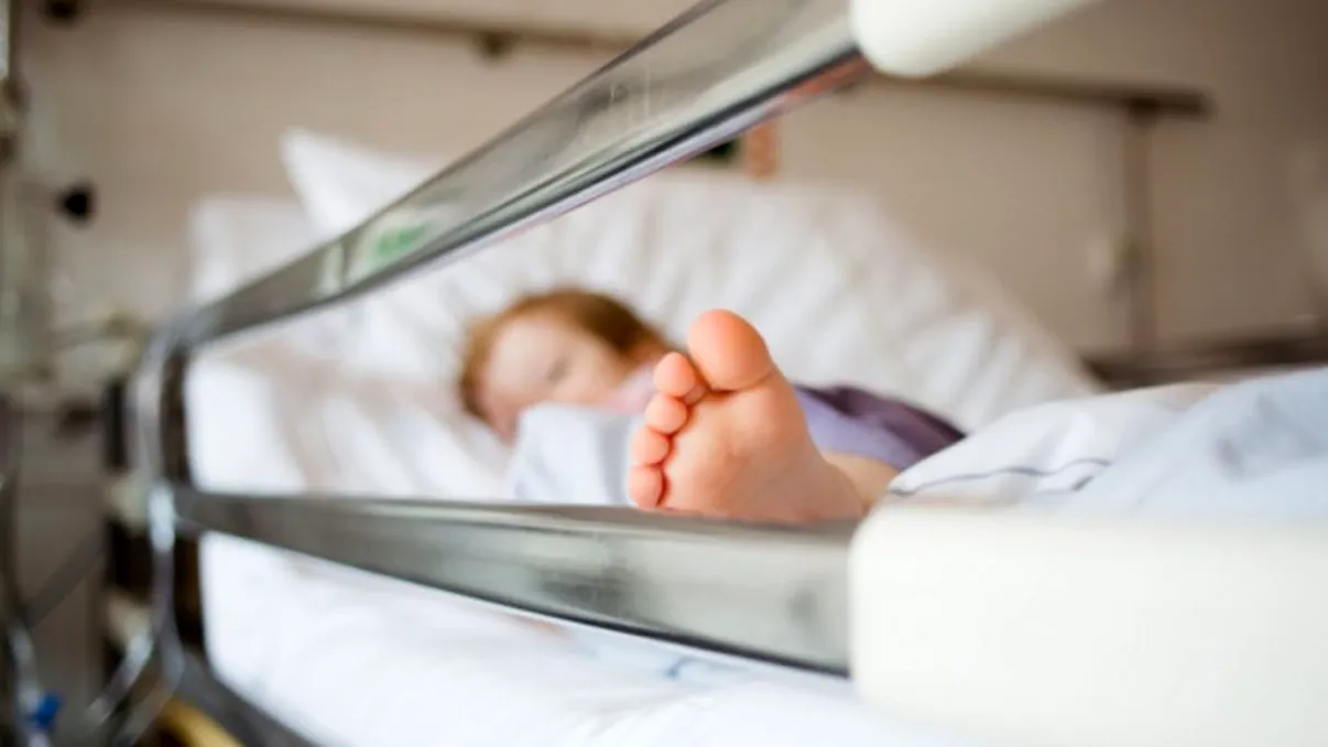 A murit copilul de 2 ani din Neamț care a fost bătut crunt de mamă și de iubitul ei. Ce se va întâmpla