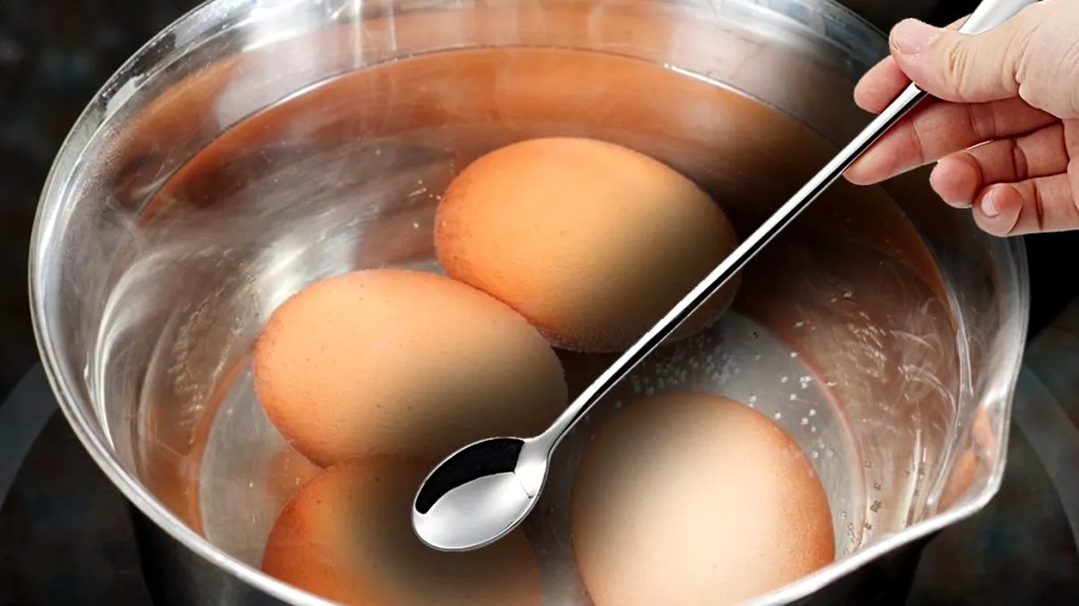 Ingredientul pe care să-l pui în apa în care fierb ouăle. Nu trebuie doar sare!