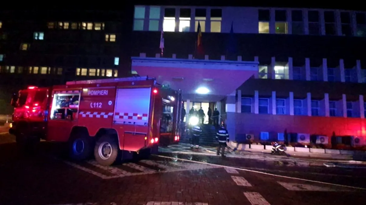 Momentul în care pacienții sunt evacuați din incendiul de la Spitalul Județean Suceava. Flăcările au izbucnit în mijlocul nopții
