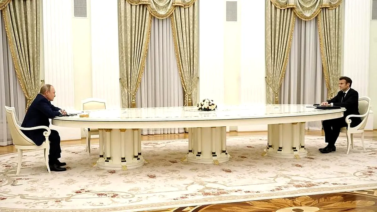 Cât costă masa la care Putin și Macron au stat. Suma e colosală