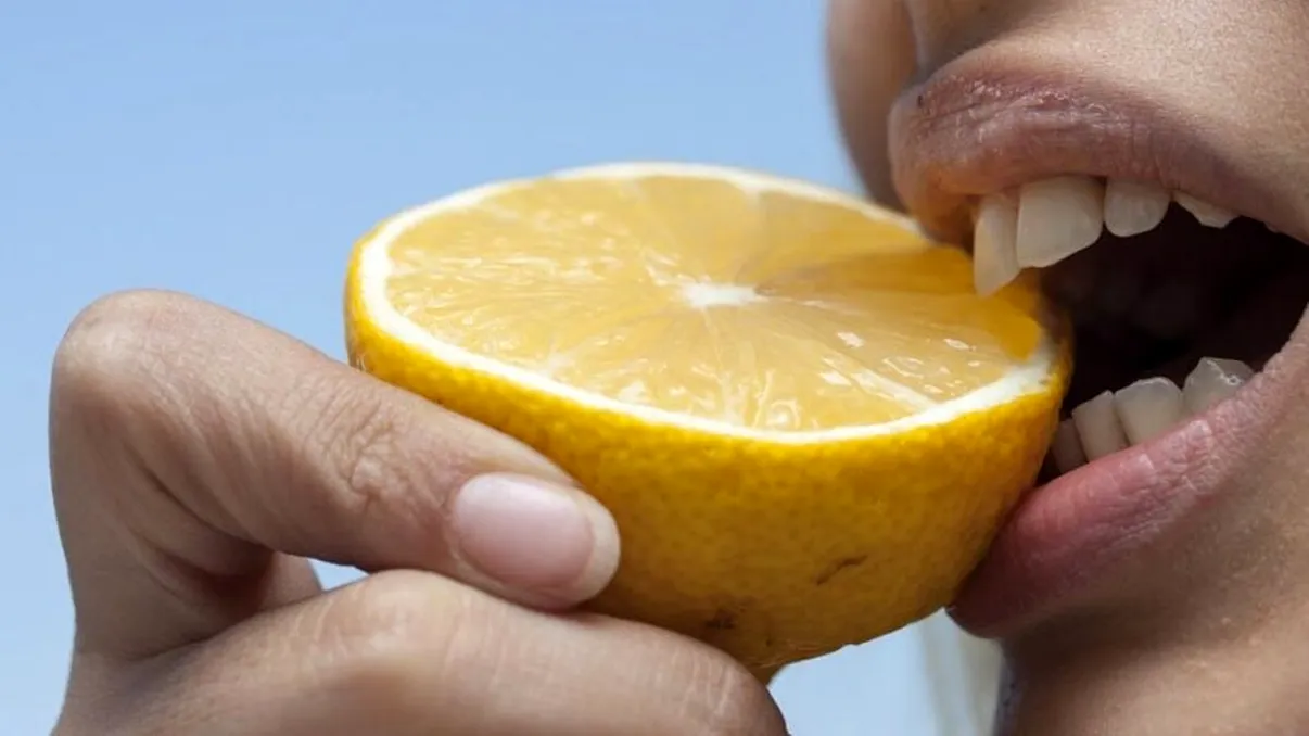 Scapă de sughiț cu aceste trucuri utile. Ce trebuie să mănânci imediat ce apare