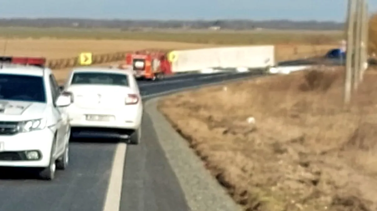 Circulația a fost blocată pe DN 2A, după ce un tir cu azotat de amoniu s-a răsturnat