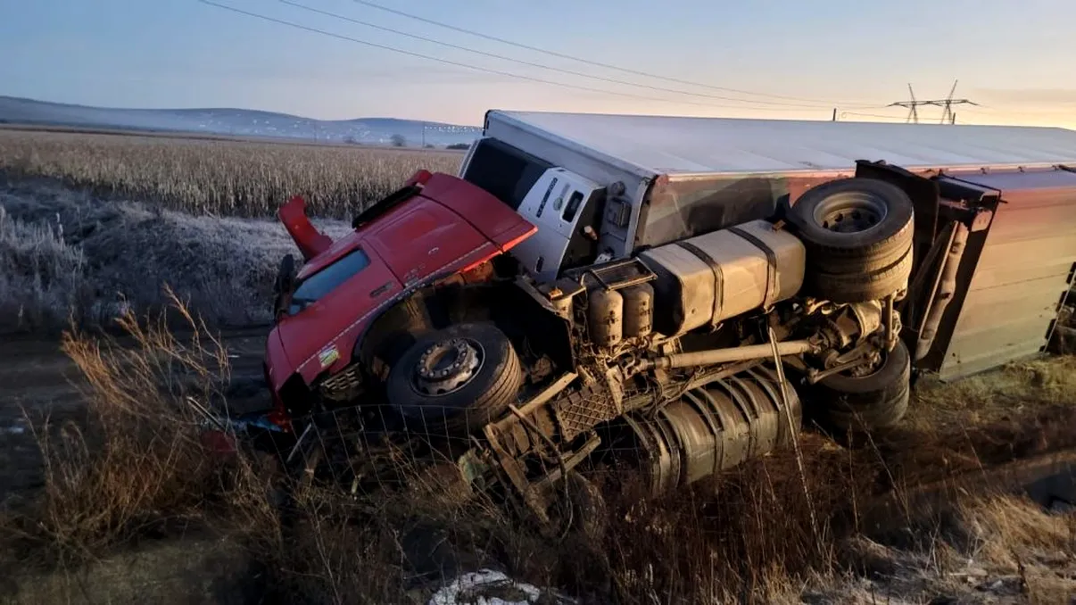 Accident în lanț pe A1 Sibiu după ce un TIR a acroșat un utilaj de deszăpezire. Ce a urmat depășește orice imaginație