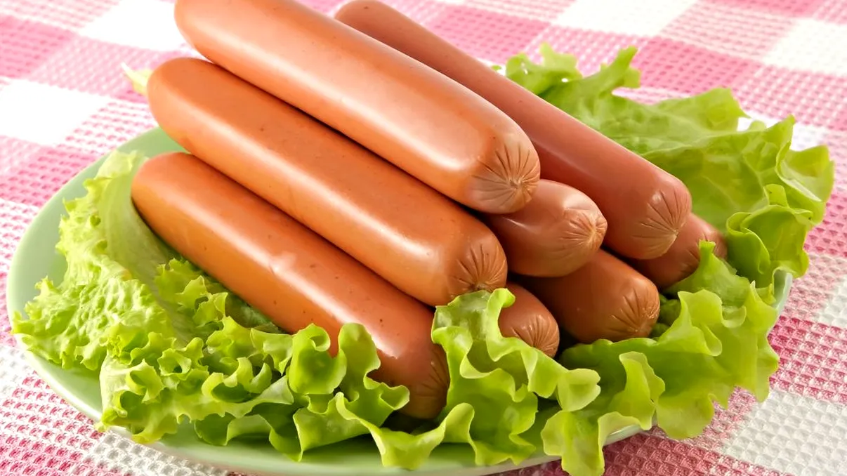 Ce conțin de fapt crenvurștii de porc. Avertismentul specialiștilor pentru consumatori