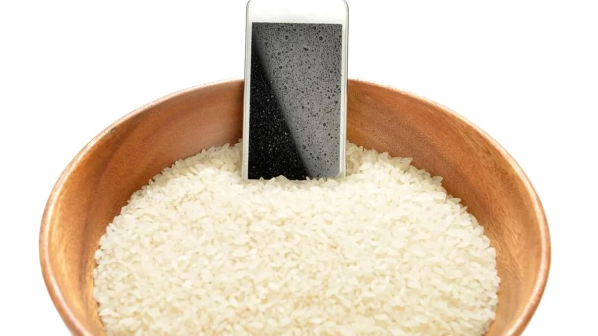 Nu îți mai pune telefonul ud în orez. Ce riști să îi faci, de fapt