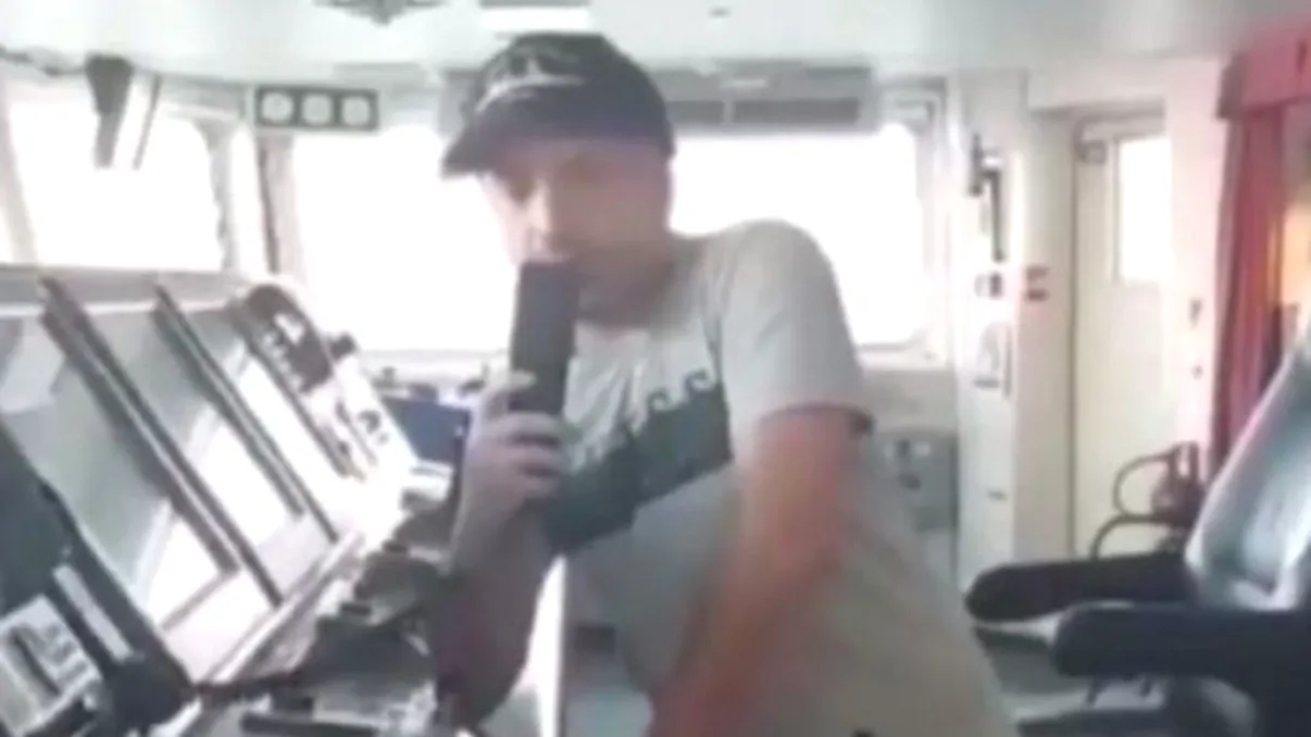 Dialogul halucinant dintre echipajul unei nave georgiene și una rusească: „Dacă nu mai aveți combustibil, atunci vâsliți!