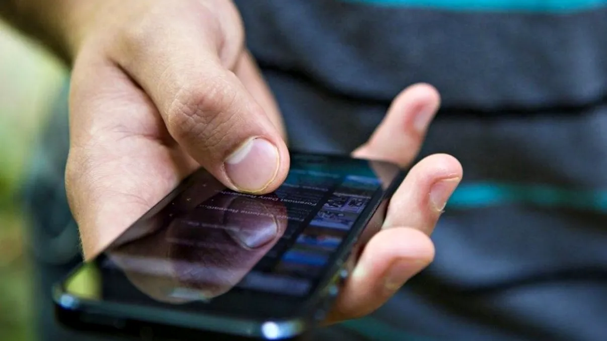 Ce spune modul în care ții telefonul în mână despre tine. Află ce personalitate ai