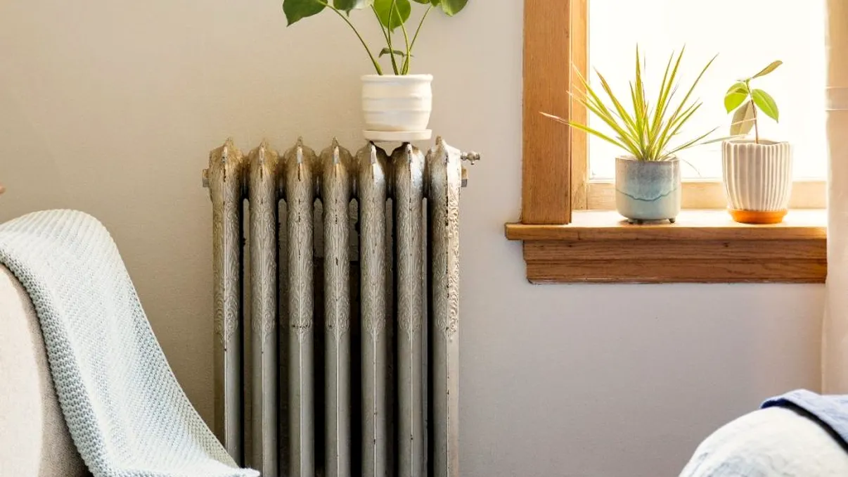 Cel mai ieftin truc ca să menții căldura în apartament. Ce trebuie să pui la toate geamurile din casă