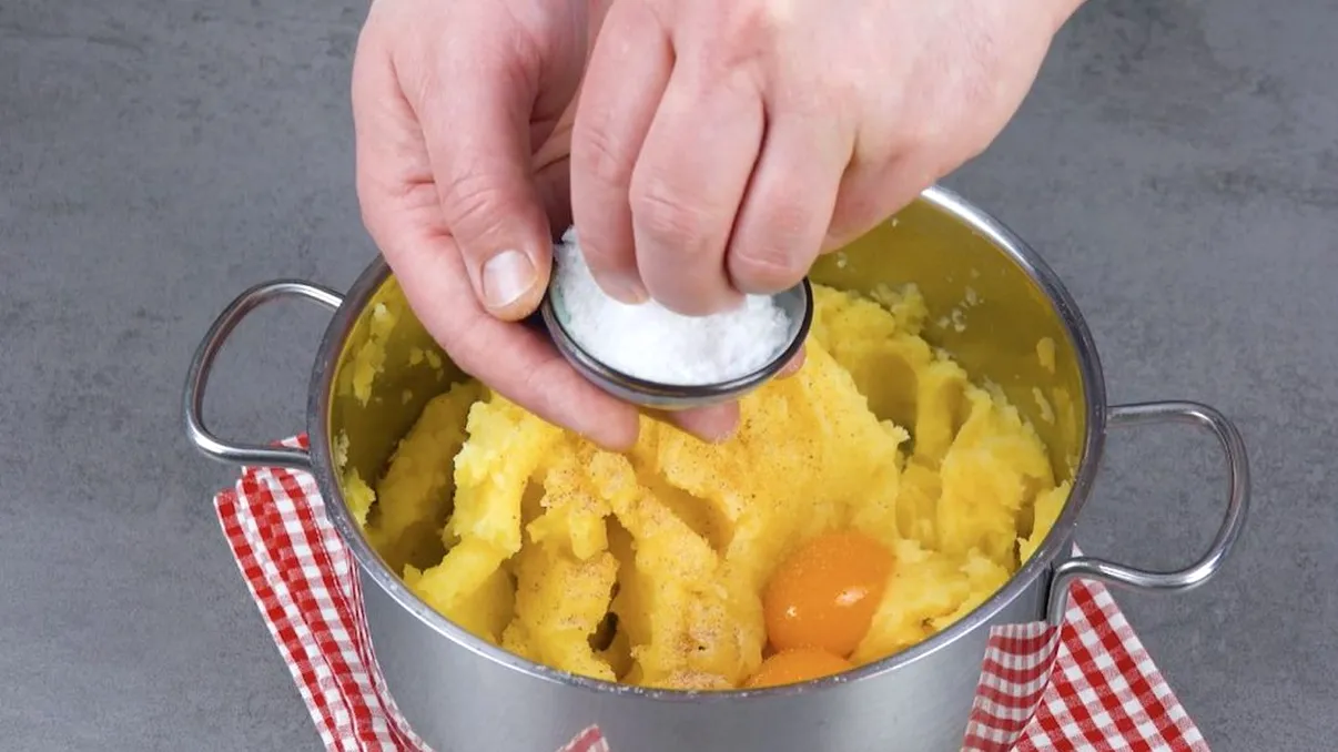 A pus un gălbenuș de ou în piureul de cartofi și nu i-a venit să creadă ce s-a întâmplat. Sigur vei încarca și tu acasă rețeta