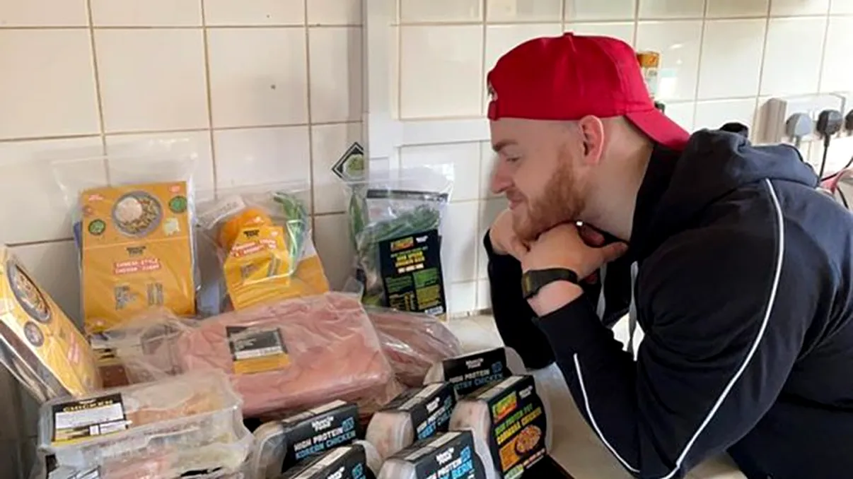 Cum arată bărbatul care de 194 de zile mănâncă numai pui. Ce motiv se află în spatele deciziei șocante