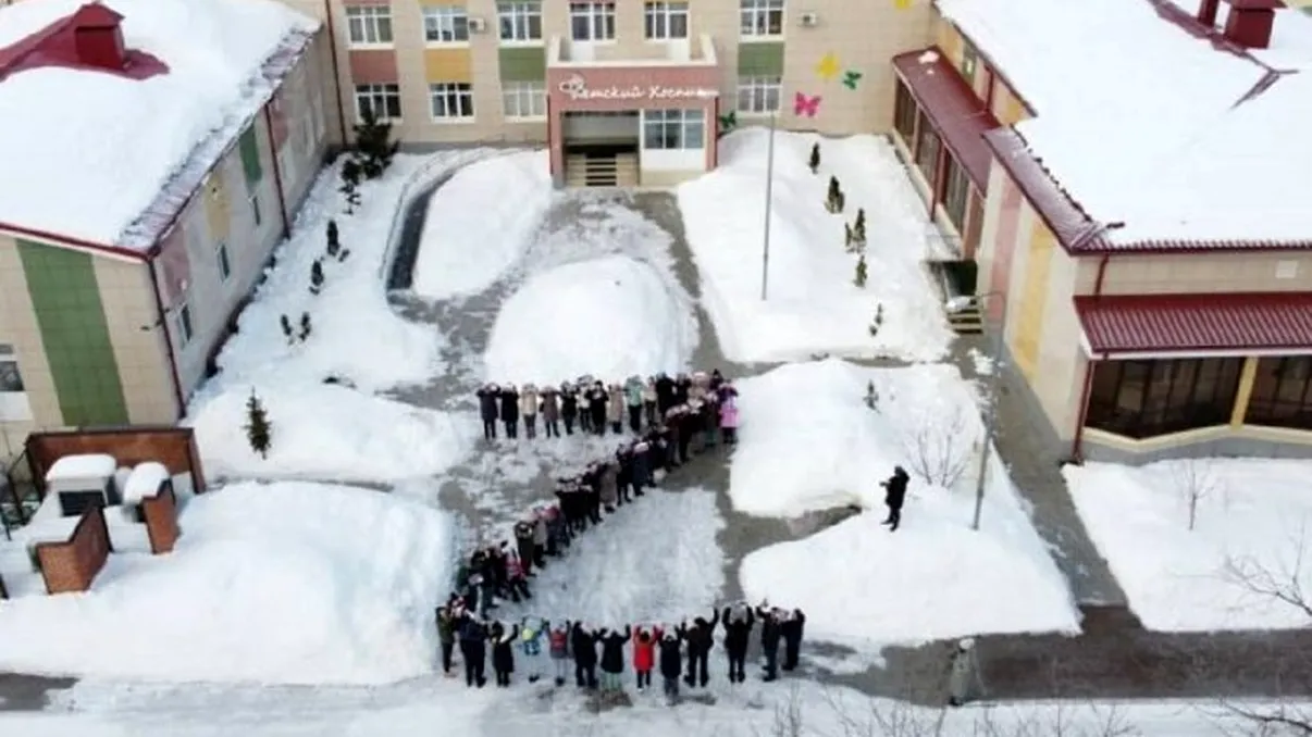 Copiii din Rusia, așezați în formă de „Z”. Care este explicația acestei imagini, în plin război