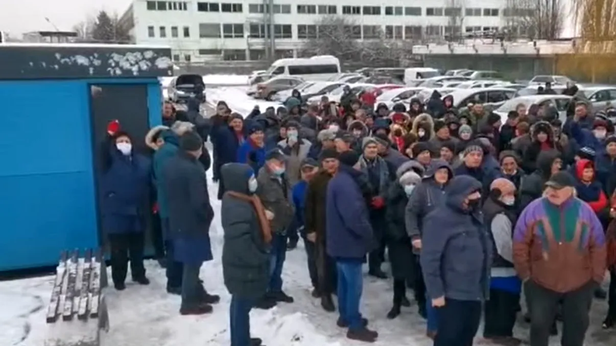 Grevă spontană angajaților de la Carfil Brașov. Au oprit lucrul și cer plata salariilor restante