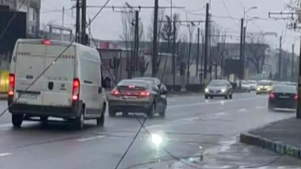 Trafic îngreunat pe un bulevard aglomerat din Cluj-Napoca. Cablurile care asigură electricitatea troleibuzelor s-au rupt