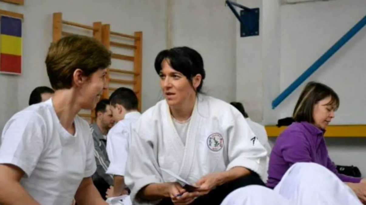 Femeia eroină din Galați care este pompier și sensei. Conduce un club de karate, iar acum ajută refugiații